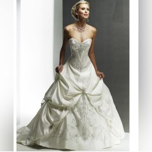 Maggie Sottero wedding dress size 4 (fits like 2 to 6 in jeans)